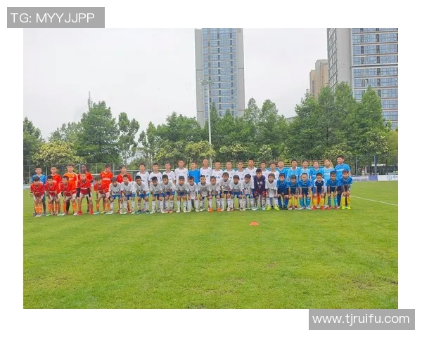 足球明星天天向上展现拼搏精神与团队合作的魅力与激情